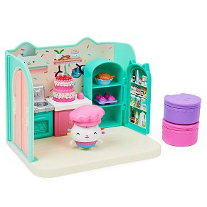 Spin Master Gabby's Dollhouse: Bakey with 'Cakey' Kitchen Cuisine 'Cakey' Deluxe Room Set (6062035)