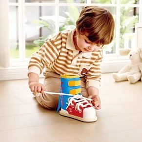 Hape Ξύλινο Εκπαιδευτικό Παπούτσι με Κορδόνια – Tie-It Lacing Sneaker