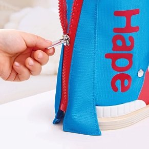 Hape Ξύλινο Εκπαιδευτικό Παπούτσι με Κορδόνια – Tie-It Lacing Sneaker