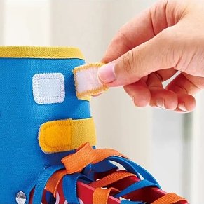 Hape Ξύλινο Εκπαιδευτικό Παπούτσι με Κορδόνια – Tie-It Lacing Sneaker